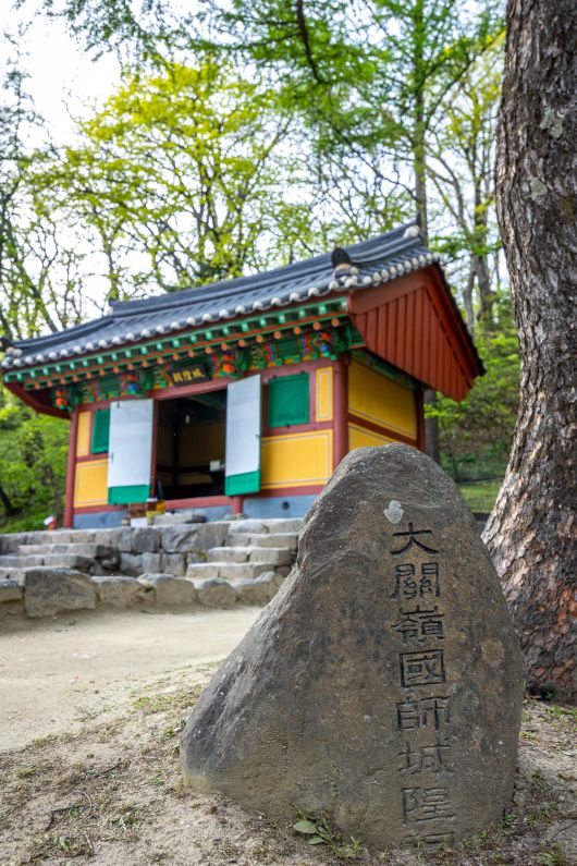 선자령 정상에서 4km쯤 떨어져 있는 '대관령 국사성황사'. 강릉 단오제의 서막을 알리는 의식이 열리는 곳이다. 아는 사람들만 아는 '선자령 지름길'이다. / 이신영 영상미디어 기자