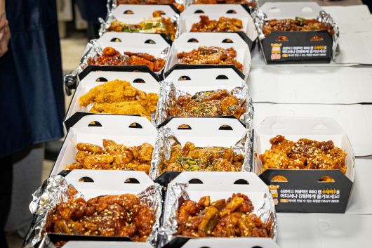 예비 가맹점주들이 만들어 평가를 받고 있는 각종 치킨. 지구를 지배했던 공룡의 직계 후손들이 차례로 욕을 보고 있다. /이건송 영상미디어 기자