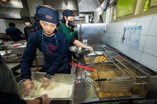 가맹점주들은 개업하면 5평 정도의 고독한 주방에서 매일 12시간 이상 닭을 튀기게 된다. '쭉 밀어넣듯' 던지는 게 어려워 결국 '퐁당퐁당' 담그게 됐다. 결국 이게 문제가 됐다. /이건송 영상미디어 기자