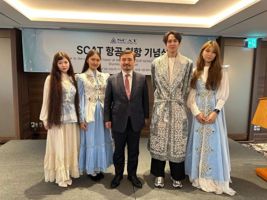 15일 열린 심켄트 취항 기념행사에서 누르갈리 아르스타노프 주한 카자흐스탄 대사가 카자흐 전통 의상을 입은 학생들과 함께 했다./주한 카자흐스탄 대사관