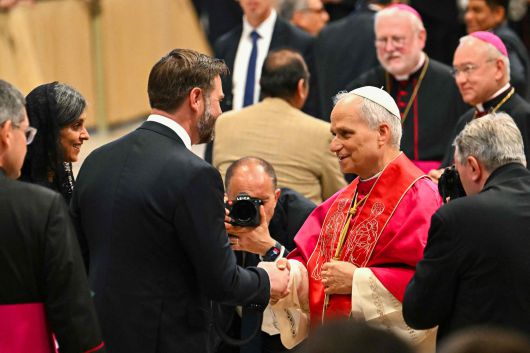 교황 레오 14세가 18일 바티칸의 성 베드로 대성당에서 열린 즉위 미사 이후 J. D. 밴스 미국 부통령과 대화하고 있다. /AFP 연합뉴스