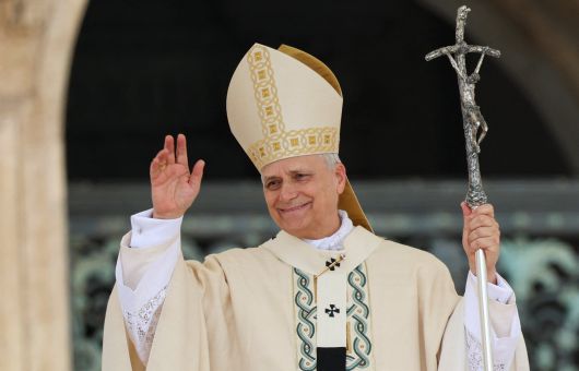 교황 레오 14세가 18일 바티칸 성 베드로 광장에서 열린 즉위 미사 후 환호하는 군중에게 답례하고 있다. /로이터 연합뉴스