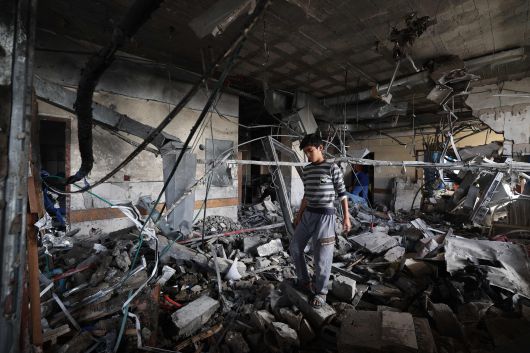 지난 13일 새벽 이스라엘의 공습을 받은 가자지구 남부 칸 유니스의 나세르 병원에서 한 팔레스타인 청년이 파괴된 내부를 살펴보고 있다. /AFP 연합뉴스