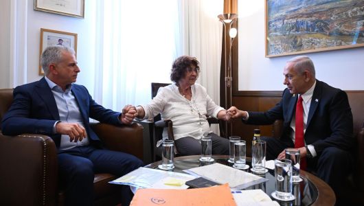 이스라엘 역사상 최고의 스파이로 손꼽히는 남편 엘리 코헨의 처형 60년이 지난 18일 아내 나디아 코헨이 네타냐후 이스라엘 총리(오른쪽)와 바르네아 모사드 국장의 위로를 받고 있다./이스라엘 정부