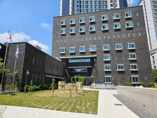 민주화운동기념관으로 다시 태어나는 옛 치안본부 남영동 대공분실 전경. 조사실이 있던 5층 창문은 사람이 뛰어내리지 못하도록 좁고 길쭉한 형태로 설치된 모습이 보인다. 이재오 이사장은 기념관 마당에 과일나무를 심은 정원을 조성했다. /김윤덕 기자