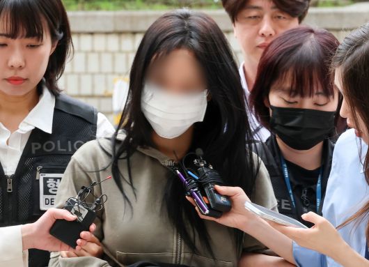 손흥민을 상대로 임신했다고 허위로 주장하며 금품을 요구한 혐의를 받는 20대 여성 양모씨가 17일 서울 서초구 서울중앙지방법원에서 열린 영장실질심사에 출석하고 있다./뉴스1