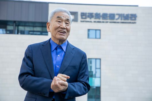 오는 6월 10일 개관하는 서울 남영동 '민주화운동기념관'의 신관을 배경으로 선 이재오 이사장.  한국 민주화운동의 파란만장한 기록과 여정을 생생하게 보여줄 예정이다. /조인원 기자