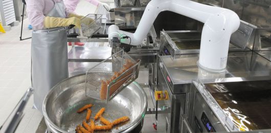 지난 2월 광주 송원고등학교에서 열린 '급식 로봇 기증식 및 시연회'에서 협동로봇 전문 기업 뉴로메카의 'INDY' 모델이 튀김 요리를 시연하고 있다./김영근 기자
