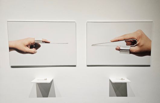 뇌출혈 이후 왼손으로 창작 활동을 이어가는 라움콘(Q레이터, 송지은)의 ‘한 손 프로젝트’. 한 손으로 쉽게 쓸 수 있게 디자인한 도구들이다. /허윤희 기자