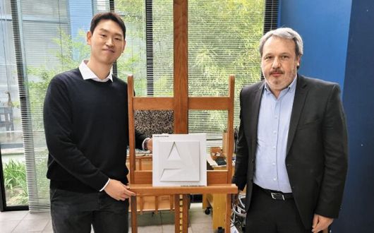 이성자 화백의 손자 신평재(왼쪽)씨가 에브 루아 프랑스 문화부 유산 담당관으로부터 ‘주목할 만한 현대 건축물’ 지정 기념패를 받고 있다. /정철환 특파원