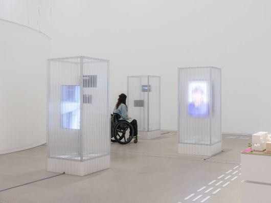 '기울인 몸들: 서로의 취약함이 만날 때' 전시 전경. 김은설 작품 '흐려지는 소리, 남겨진 소리'가 설치된 모습이다. /국립현대미술관