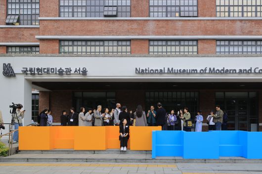 국립현대미술관 서울관 입구 계단에 형형색색 의자가 들어섰다. 농인 건축가 리처드 도허티의 작품 ‘농인 공간: 입을 맞추는 의자’다. /연합뉴스