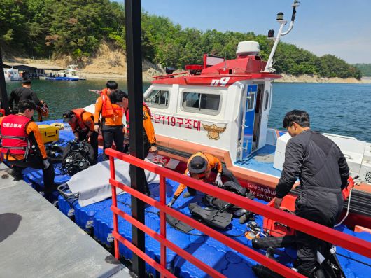 지난 19일 오전 11시쯤 경북 안동시 성곡동 안동댐 선착장 인근에서 경북소방본부 119구조대원들이 수색작업을 통해 인양한 시신을 수습하고 있다. 인양된 시신은 바지와 셔츠를 착용했고 머리와 발목 등 신체 일부가 훼손됐지만 대체로 온전한 상태였다. /권광순 기자