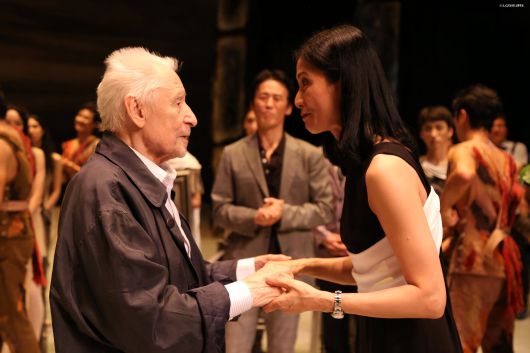 2016년 8월 '스파르타쿠스' 공연 뒤 강수진 단장과 인사 나누는 유리 그리고로비치. /국립발레단