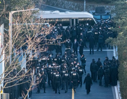 지난 1월 3일 윤석열 대통령에 대한 체포영장 집행에 나선 고위공직자범죄수사처 수사관들이 서울 한남동 대통령 관저 입구에서 대통령경호처 요원들과 대치하고 있다. /김지호 기자