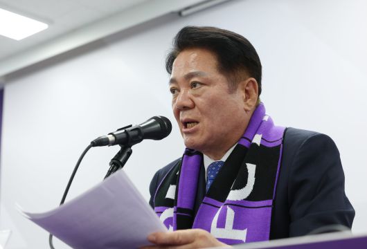 FC안양의 구단주인 최대호 안양시장이 20일 오후 경기 안양시 동안구 안양종합운동장 미디어실에서 심판 판정 관련 공식 기자회견을 하고 있다. /뉴스1