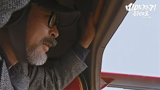 경비행기를 타고 있는 미야자키 하야오 감독의 모습. ‘지브리’라는 이름도 자신이 좋아하던 비행기 이름에서 따왔다. /스튜디오 디에이치엘