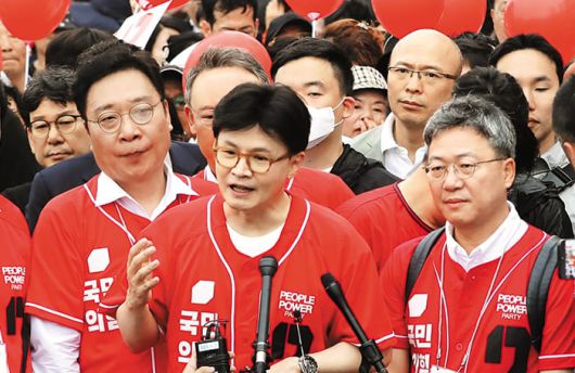 ‘김문수 유니폼’ 입고 첫 지원 유세 - 한동훈 전 국민의힘 대표가 20일 부산 수영구 광안리해수욕장에서 김문수 대선 후보 지원 유세를 하고 있다. /뉴스1