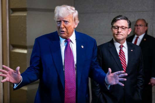 도널드 트럼프 미 대통령이 20일 워싱턴 DC 의회에서 기자들에게 감세안에 대해 설명하고 있다. EPA 연합뉴스