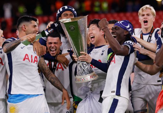 21일(현지 시각) 토트넘 핫스퍼의 손흥민이 스페인 빌바오에서 열린 유로파리그 결승에서 우승한 뒤 동료들과 트로피를 들어올리고 있다./로이터 연합뉴스