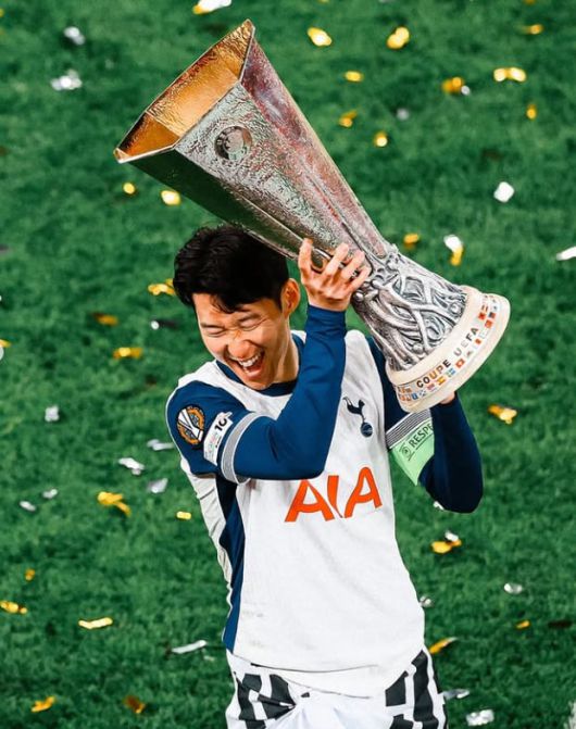 22일 유로파리그 결승전이 끝난 후 손흥민이 ﻿15㎏에 달하는 우승 트로피를 번쩍 들며 '챔피언 세리머니'를 펼치고 있다. /토트넘 인스타그램