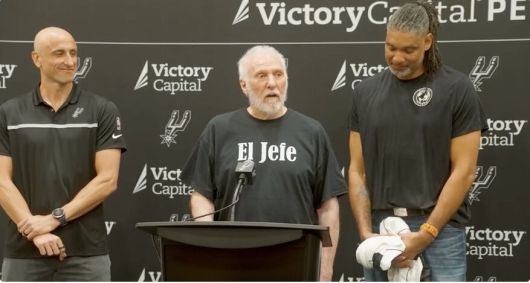 그렉 포포비치(중앙)가 전설적인 농구 선수 마누 지노빌리(왼쪽)과 팀 던컨(오른쪽)과 함께 신임 감독 취임을 축하하며 자신은 이제 감독이 아니라 엘 헤페(보스)라고 선언했다./김교석