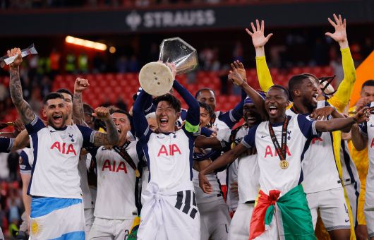 손흥민이 유로파리그 결승에서 승리한 후 동료들과 함께 트로피를 들어 올리고 있다. /로이터 연합뉴스