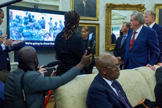 5월 21일 워싱턴 백악관 집무실에서 도널드 트럼프 대통령과 시릴 라마포사 남아공 대통령이 회담하는 동안  트럼프 대통령이 남아공의 백인 농부 학살 증거라고 주장한 영상을 재생하고 있다./AP 연합뉴스