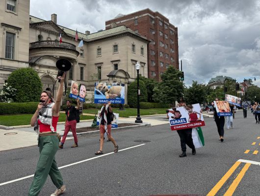 22일 재외 공관이 밀집한 워싱턴 DC의 '엠버시 로우' 지역에서 친팔레스타인 시위대가 행진을 하고 있다. /워싱턴=김은중 특파원