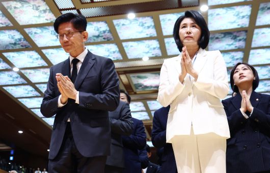 김문수 국민의힘 대통령 후보(왼쪽)와 이재명 더불어민주당 대통령 후보 부인인 김혜경 여사가 24일 충북 단양군 구인사에서 열린 상월원각대조사 제51주기 열반대재에 참석해 합장하고 있다./뉴스1