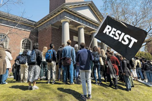 미 국토안보부가 하버드대 외국인 유학생에 대해 등록 금지 처분을 발표한 22일 하버드대 학생과 교직원들이 미 매사추세츠주 캠퍼스에 모여 집회를 열었다. 한 집회 참가자는 도널드 트럼프 행정부에 항의하는 의미로‘저항하라(Resist)’라고 적은 깃발을 들었다. /AP 연합뉴스