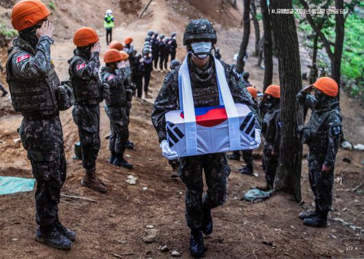수습된 유해 중 국군으로 추정되거나 확신하는 경우는 관 위에 태극기를 씌웠다. /이상철 장군 제공