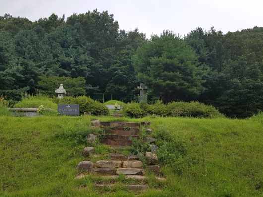 경기도 용인에 있는 김대중 전 대통령의 선영. 1995년에 대통령이 될 자리라는 이유로 부모의 묘를 이곳으로 이장했다. /김두규 제공