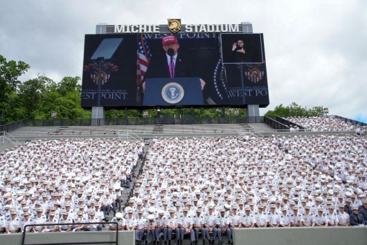 5월 24일(현지시각) 미국 뉴욕주 웨스트포인트의 웨스트포인트 육군사관학교에서 열린 졸업식에서 생도들이 도널드 트럼프 미국 대통령의 연설을 듣고 있다./로이터 연합뉴스