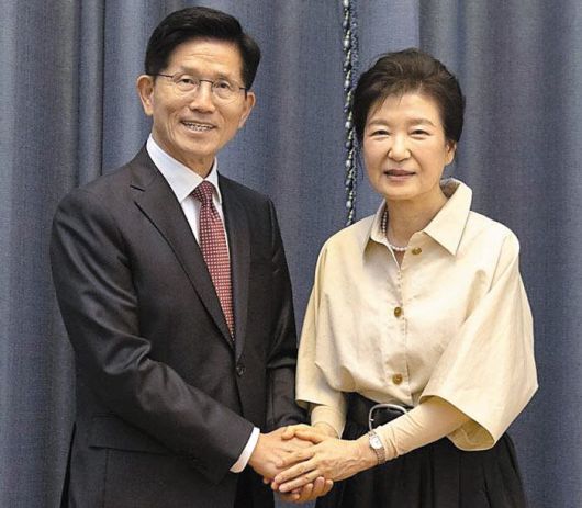 김문수 국민의힘 후보는 24일 대구 달성군 사저에 거주 중인 박근혜 전 대통령을 만나 차담을하고 함께 사진을 찍었다. /국민의힘