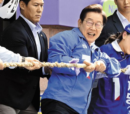 이재명 더불어민주당 대선 후보가 25일 충남 당진 유세에서 '재앙을 막고 풍년을 기원한다'는 의미의 줄다리기 퍼포먼스를 하고 있다. /남강호 기자