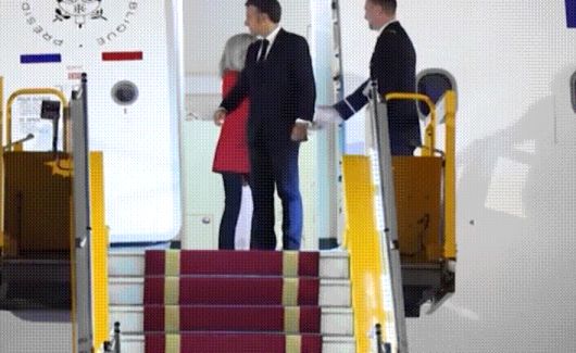 마크롱 대통령이 팔짱을 내밀었지만, 브리지트 여사는 난간만을 잡은 채 내려갔다. /CNN