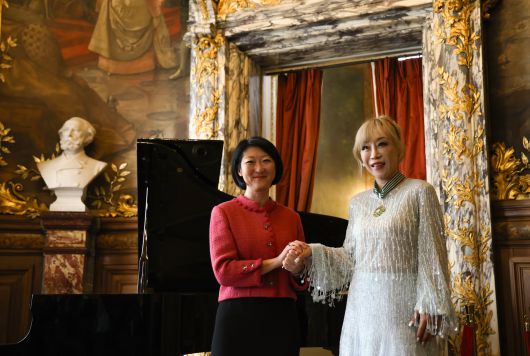 소프라노 조수미가 26일(현지시간) 프랑스 파리 오페라 코미크 극장(Opéra Comique)에서 한국계 플뢰르 펠르렝 전 프랑스 문화부 장관에게 프랑스 문화예술공로훈장 최고 등급인 코망되르(Commandeur)를 수여받은 뒤 함께 기념 촬영을 하고 있다. /뉴스1