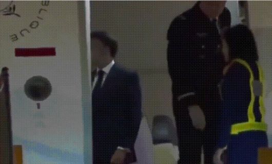 얼굴 쪽을 맞은 마크롱 대통령이 한발짝 뒤로 물러선 뒤 기자 쪽을 향해 손을 흔들고 있다. /X