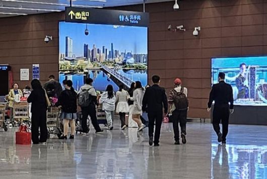 지난 6일 오전 10시 14분 중국 선양(瀋陽) 공항에서 서길수(오른쪽 빨간 모자 쓴 이) 교수가 중국 당국으로부터 입국을 불허당한 직후 보안 담당 직원 두 명에게 이끌려 출국장으로 압송당하고 있다. /서길수 교수 제공