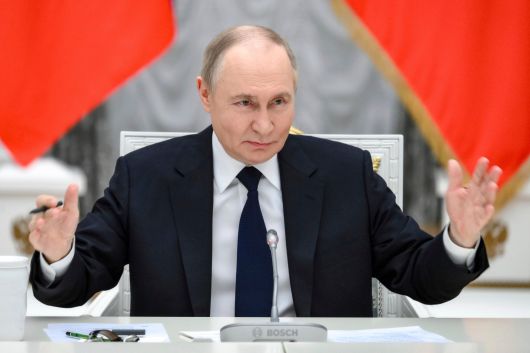 블라디미르 푸틴 러시아 대통령이 26일(현지 시각) 러시아 모스크바 크렘린궁에서 러시아 재계 인사들과 회동을 하고 있다/AP 연합뉴스