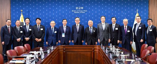 조태열 외교부 장관이 지난 26일 서울 종로구 외교부 청사에서 제57회 한일경제인회의 참석차 방한한 아소 유타카 일한경제협회 부회장 등 일한경제협회 대표단을 접견하며 기념촬영을 하고 있다. /외교부