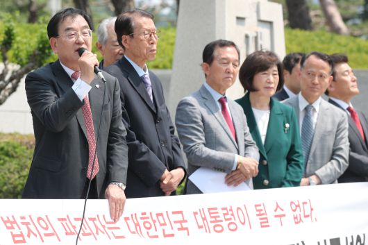 법치파괴 규탄 법조인 및 전국 교수 시국선언 및 기자회견이 진행된 27일 서울 서초구 대법원 정문 앞에서 전·현직 교수와 법조인들이 '헌법과 법치의 파괴자는 대통령의 될 수 없다'는 제목의 시국선언을 발표하고 있다. /장경식 기자