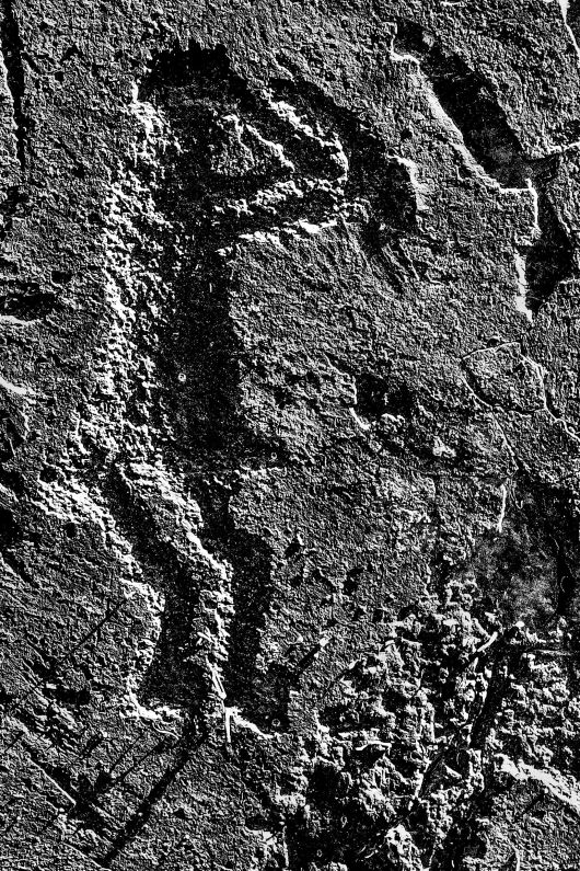 강운구, '반구대, 한국'(2019). 반구대 암각화 속 서 있는 고래들 위로 가장 높은 곳에 사람이 양손으로 머리를 싸매고 서 있다. 선사시대의 '생각하는 사람'이다. /뮤지엄한미