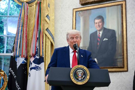 도널드 트럼프 미국 대통령이 28일 워싱턴 DC 백악관에서 취재진과 질의응답을 하고 있다. /AFP 연합뉴스