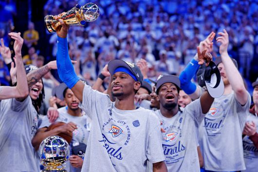 오클라호마시티 썬더의 샤이 길저스 알렉산더(가운데)가 29일 NBA 서부 컨퍼런스 결승 시리즈MVP(최우수선수)에 뽑힌 뒤 '매직 존슨 트로피'를 들어보이고 있다. /Alonzo Adams-Imagn Images  연합뉴스
