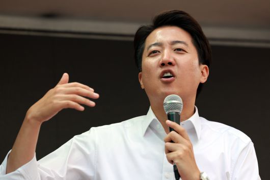 개혁신당 이준석 대선 후보가 28일 서울 강남역 일대에서 지지를 호소하고 있다./연합뉴스