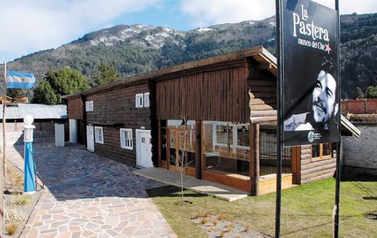 아르헨티나 체 게바라 박물관 입구에 게바라의 얼굴이 인쇄된 간판이 서 있다. 아르헨티나 정부는 자국 출신 공산주의 지도자 게바라를 조명하는 이 박물관을 사실상 폐쇄하기로 했다. 강경 우파 하비에르 밀레이 대통령이 좌파의 영웅으로 추앙받는 게바라의 흔적 지우기에 나섰다는 분석이 나온다. /체 게바라 박물관