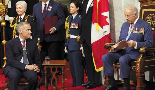 지난 27일 마크 카니(왼쪽) 캐나다 총리가 오타와 국회의사당에서 ‘왕좌의 연설’을 하기 위해 국왕의 좌석에 앉은 찰스 3세(오른쪽)를 바라보고 있다. 캐나다 국왕이기도 한 찰스 3세는 이날 영국 국왕으로서 48년 만에 캐나다를 직접 방문해 ‘왕좌의 연설’을 했다. /AP 연합뉴스