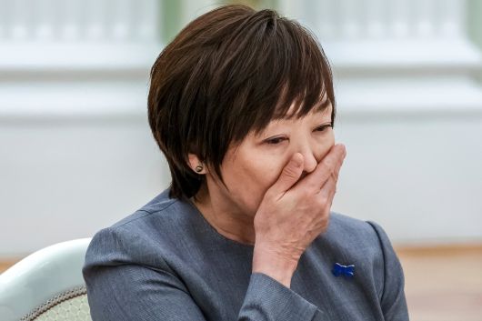 아베 신조 전 일본 총리의 부인 아키에 여사가 29일 크렘린궁에서 블라디미르 푸틴 러시아 대통령과 만나 눈물을 흘리고 있다. /AP 연합뉴스